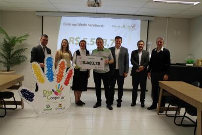 Dia de Cooperar do Sicredi e Coasul leva multidÃ£o de pessoas Ã s ruas de Laranjeiras do Sul